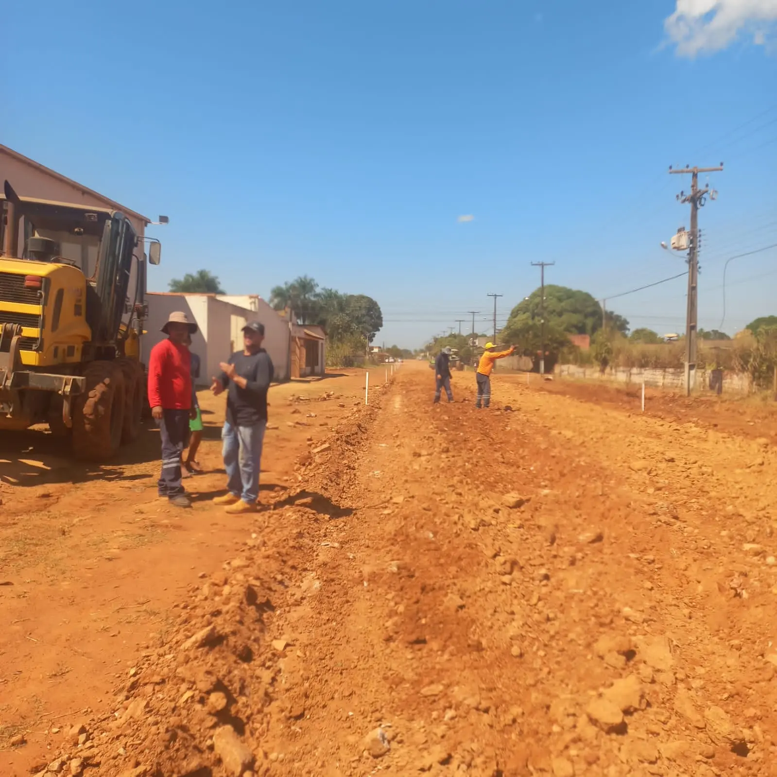 INFRAESTRUTURA: Prefeitura prepara base para pavimentar mais um trecho de rua